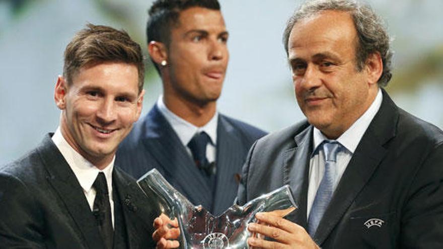 Messi recoge el premio de manos de Platini.