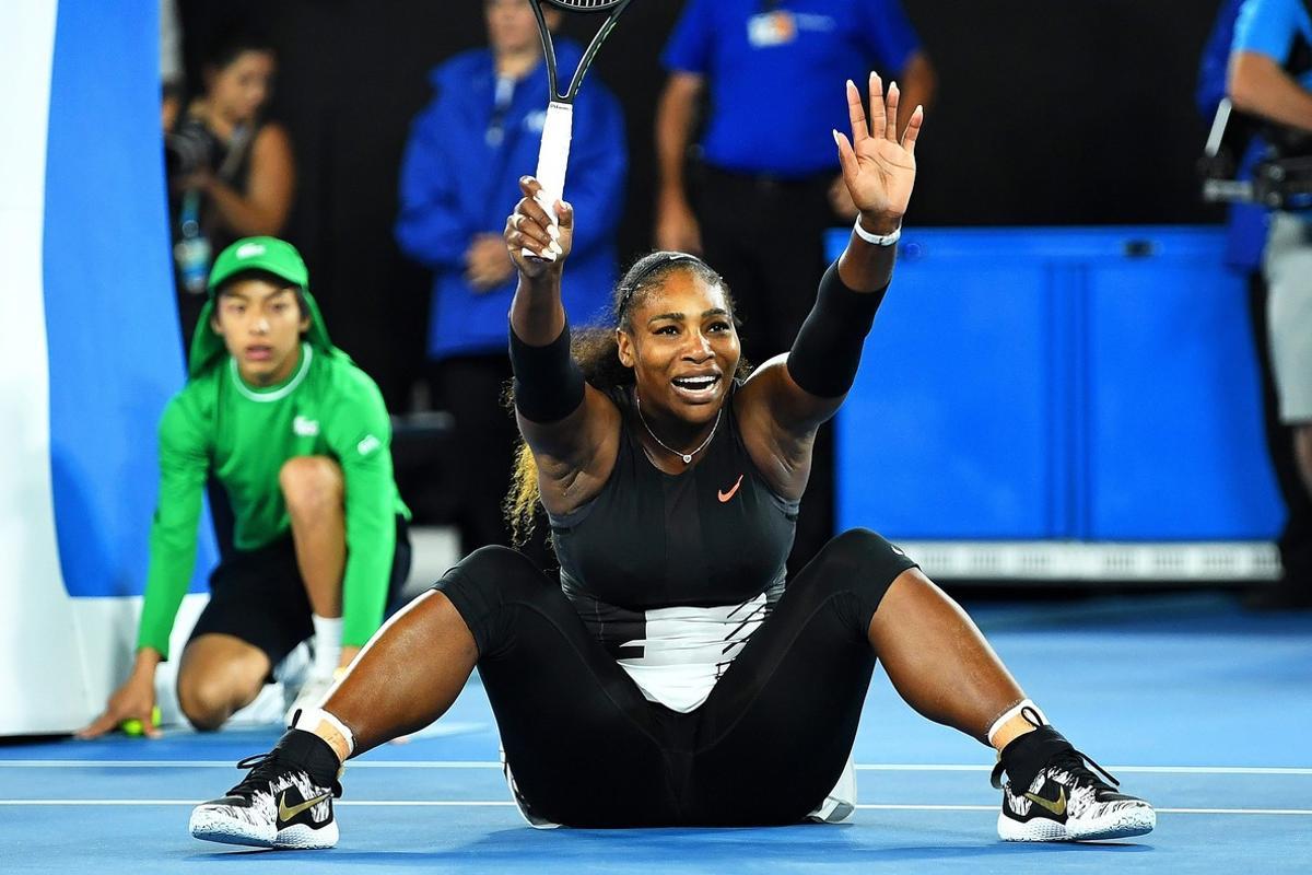 Melbourne (Australia), 28/01/2017.- Serena Williams of the USA celebrates after defeating her sister Venus Williams in their women’s final at the Australian Open Grand Slam tennis tournament in Melbourne, Victoria, Australia, 28 January 2017. (Abierto, Tenis, Estados Unidos) EFE/EPA/LUKAS COCH AUSTRALIA AND NEW ZEALAND OUT