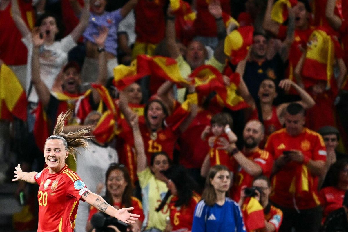 Claudia Pina celebrando su gol ante Suiza
