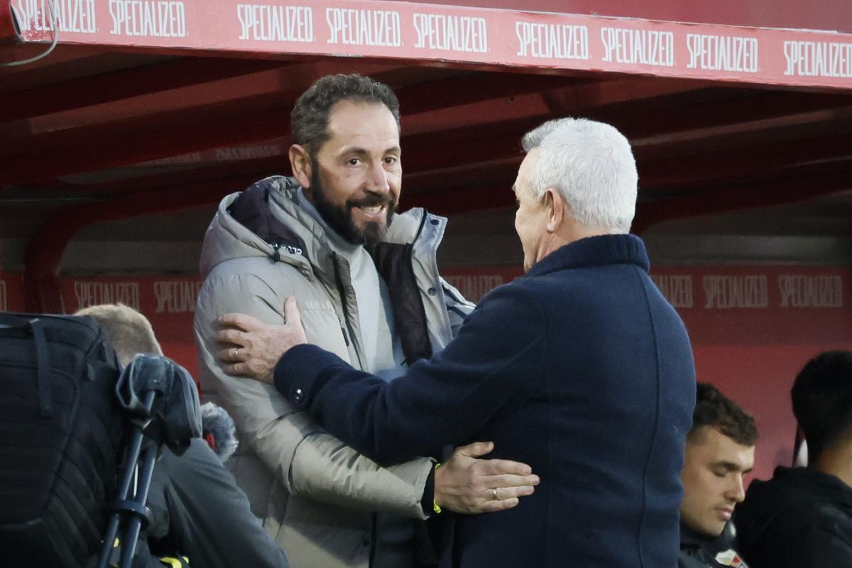 Machín saluda al entrenador del Mallorca, Javier Aguirre, antes del partido del pasado sábado