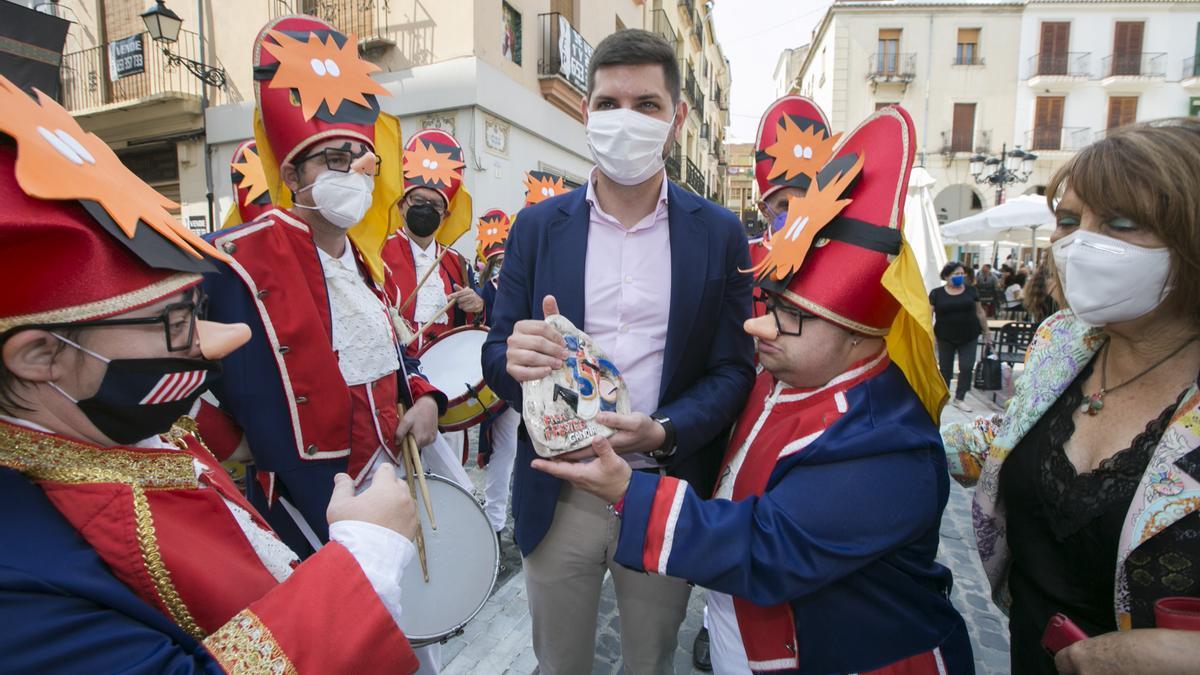 El Tio de la Porra de Gandia da la bienvenida a las fiestas