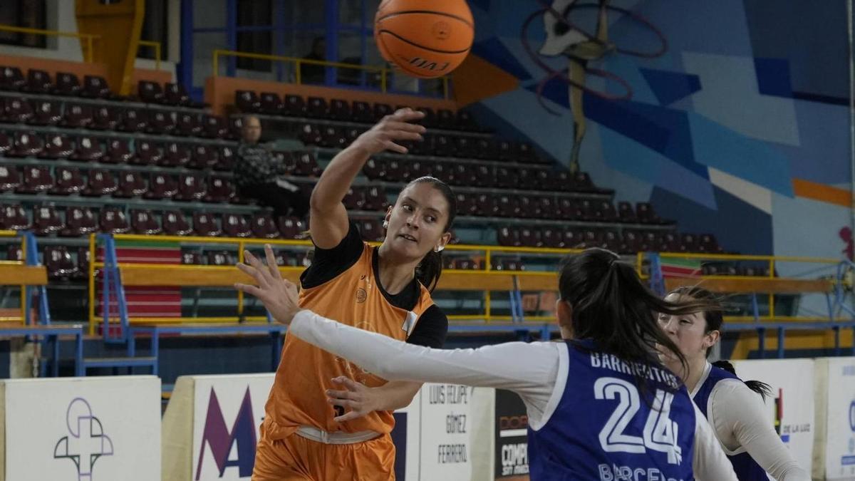 Davinia Ángel, jugadora del Recoletas Zamora, da un pase sobre dos defensoras.