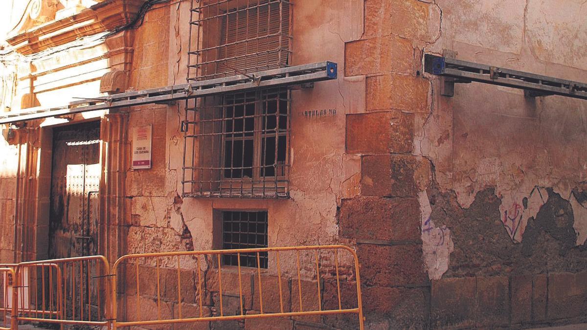 Casa de Guevara sostenida por bloques de cemento armado y un entramado de acero.