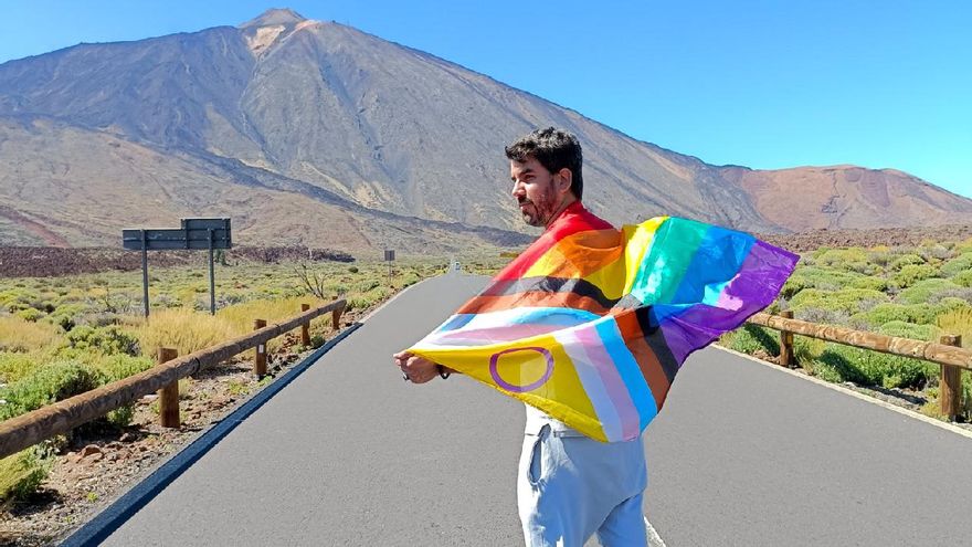 assures that they have prohibited him from showing the LGTBI flag on Teide