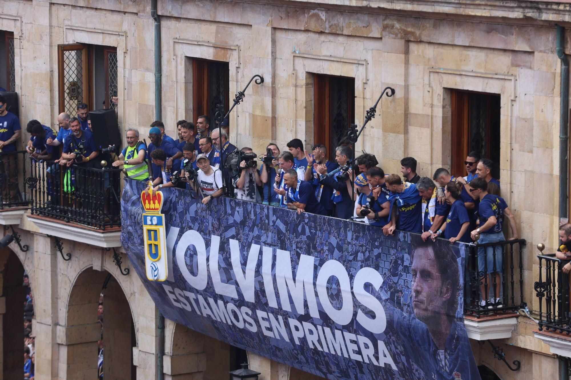 Locura azul en las calles de Oviedo para celebrar el ascenso del equipo a Primera División