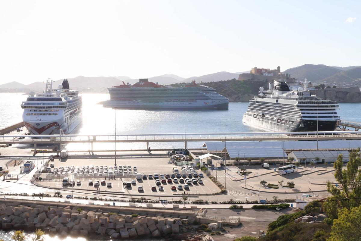 Llegada de tres cruceros al mismo tiempo al puerto de Botafoc en Ibiza