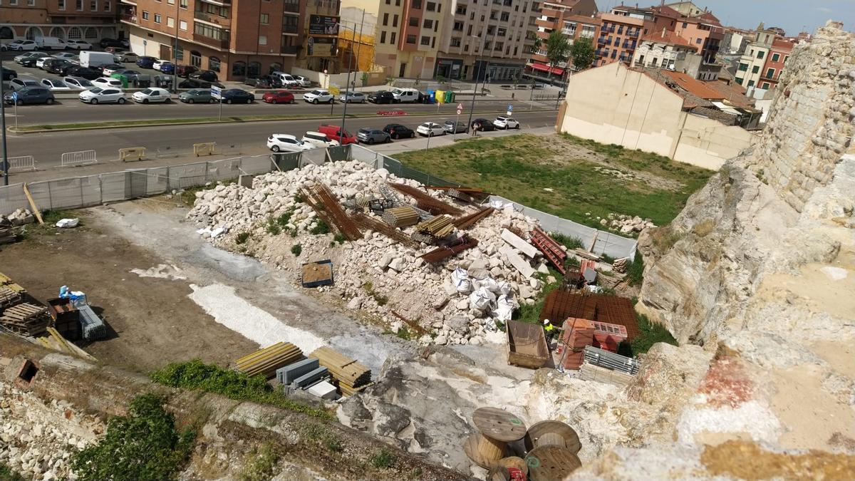 Acopio de materiales en la avenida de la Feria, accesibles con la grúa de la obra del Museo