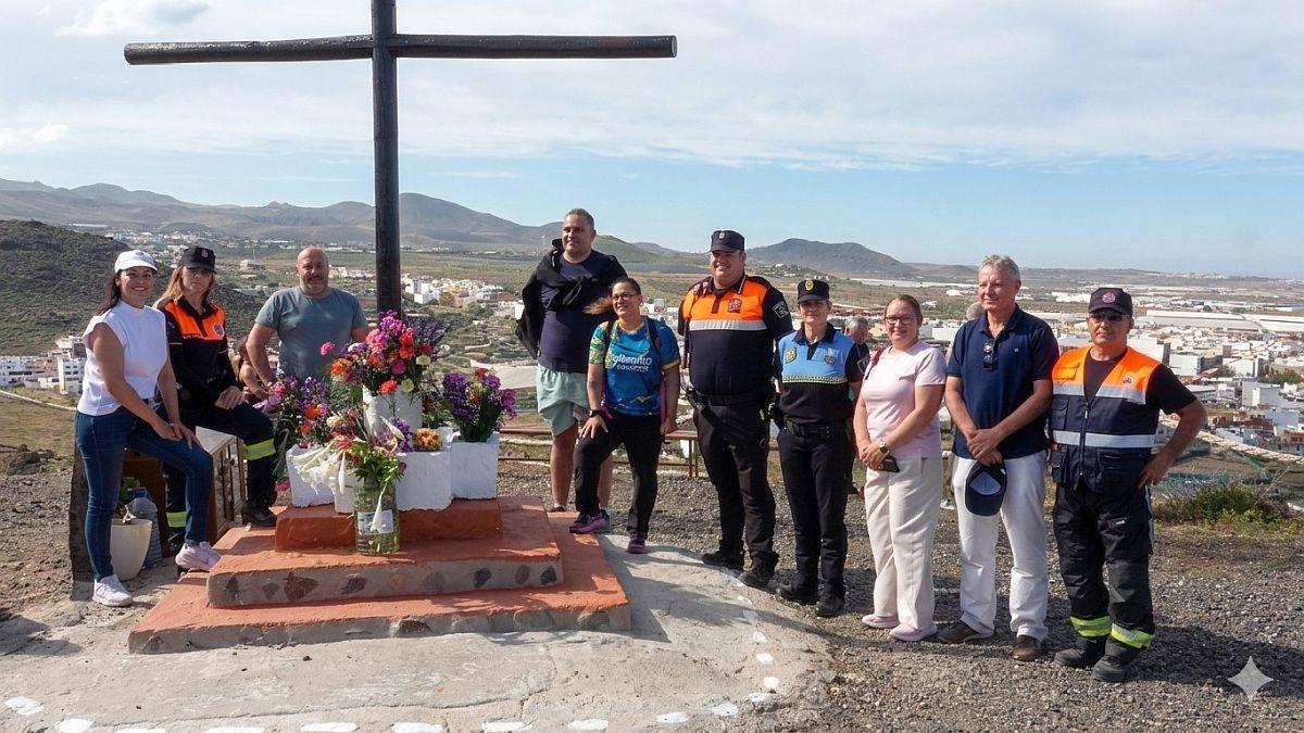 Imagen de la tradicional peregrinación por el Día de la Cruz reunió a niños y niñas de catequesis, familias, parroquia y autoridades.