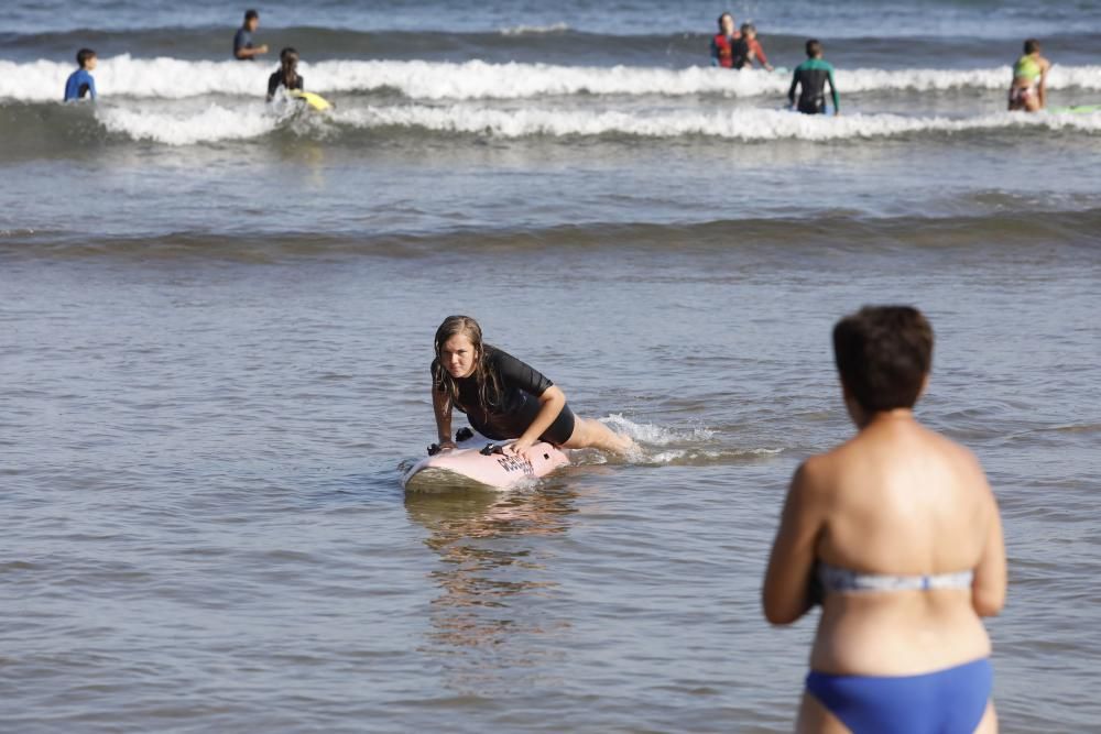 Jóvenes de salvamento en la playa