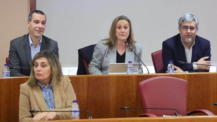 Los ediles del PP Abeijón (i.), Sánchez y Martín. Debajo, la edil del PSOE Patricia Rodríguez.