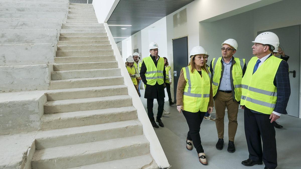 Por la derecha, Alfredo Canteli, Julio Vallaure y Lydia Espina en el IES de La Florida.