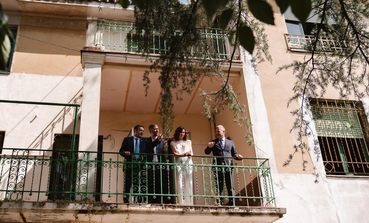 La presidenta de la Comunidad de Madrid, Isabel Díaz Ayuso (centro), en el balcón de Velintonia, la casa del poeta Vicente Aleixandre.