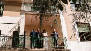 La presidenta de la Comunidad de Madrid, Isabel Díaz Ayuso (centro), en el balcón de Velintonia, la casa del poeta Vicente Aleixandre.