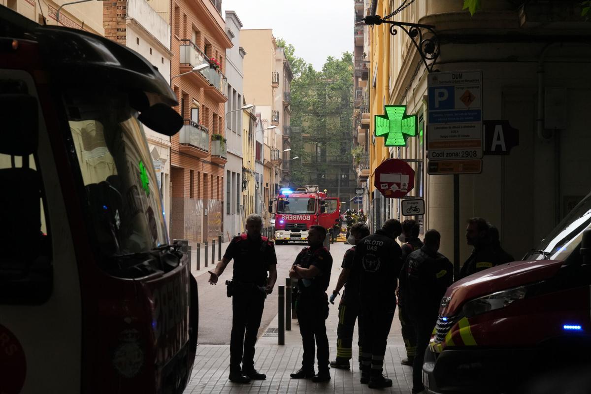 Bomberos trabajan en el edificio donde se ha producido la explosión, a 12 de mayo de 2026, en Barcelona, Catalunya (España). Bomberos trabajan en el edificio donde se ha producido la explosión, a 12 de mayo de 2026, en Barcelona, Catalunya (España).