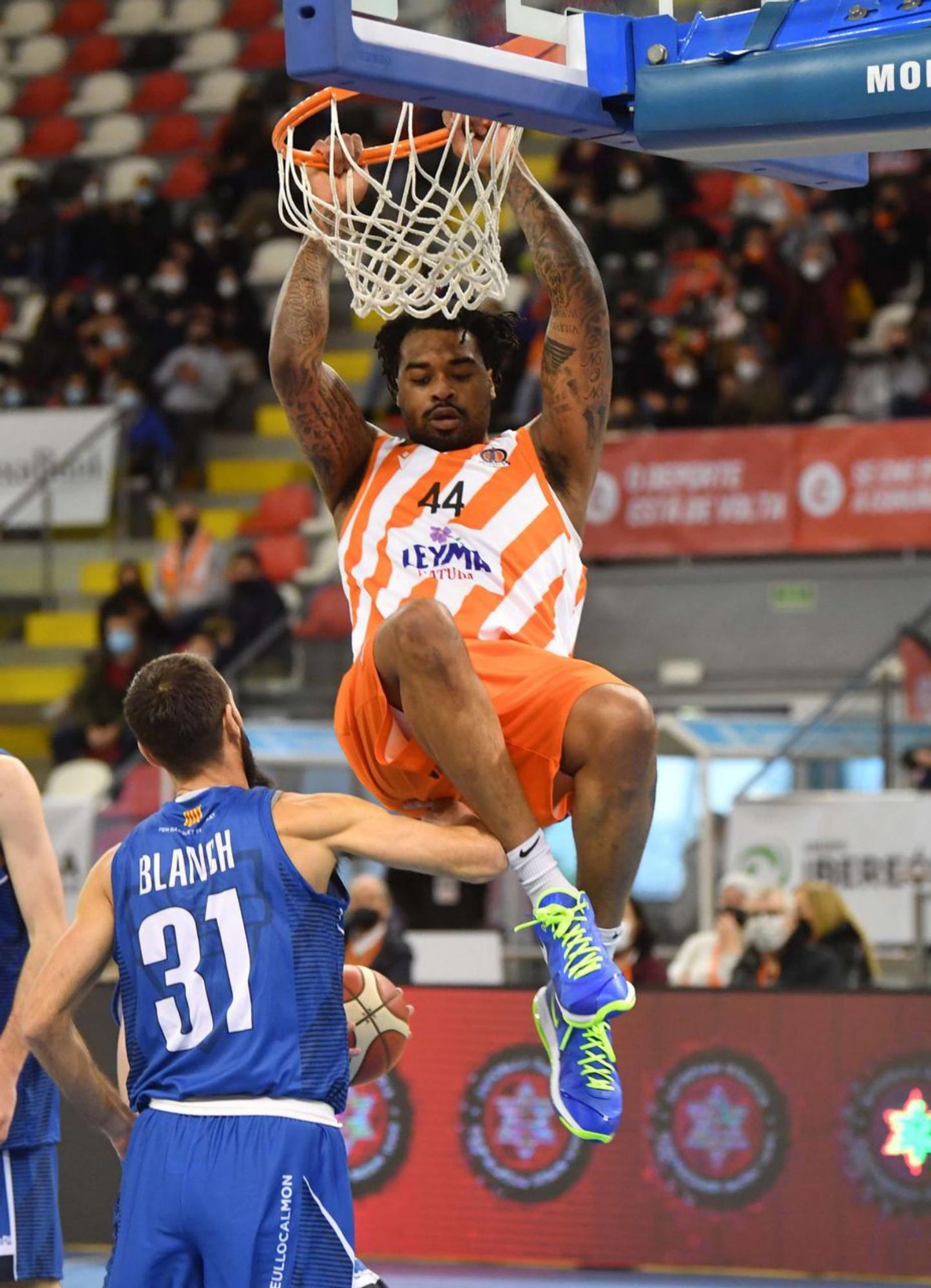 Nick Ward se cuelga del aro. 