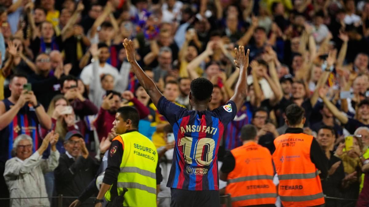 Ansu Fati celebra su gol con la afición ante el Villarreal