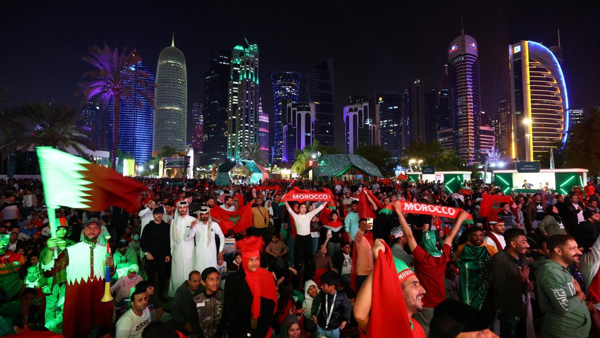 Aficionados presencian la semifinal Francia-Marruecos en una de las 'fan zone' de Doha.