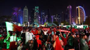 Aficionados presencian la semifinal Francia-Marruecos en una de las fan zone de Doha.