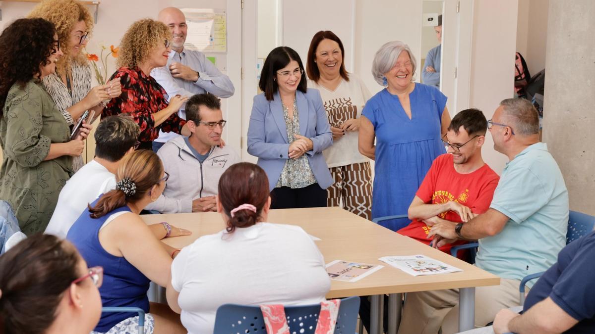 La alcaldesa, Carolina Darias, junto a la concejala de Bienestar Social, Carmen Luz Vargas, en una visita a la Asociación Adepsi.