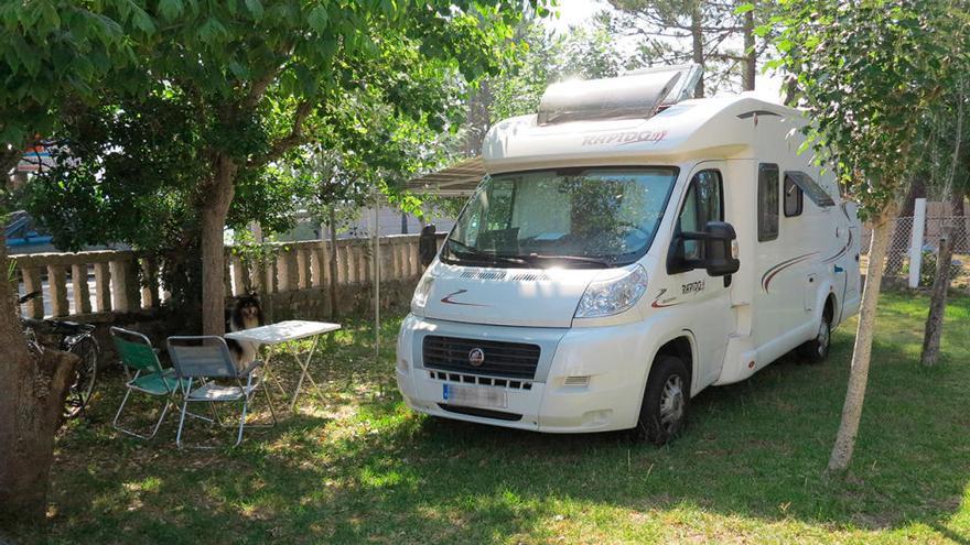 Autocaravana aparcada en un camping de Galicia // Archivo