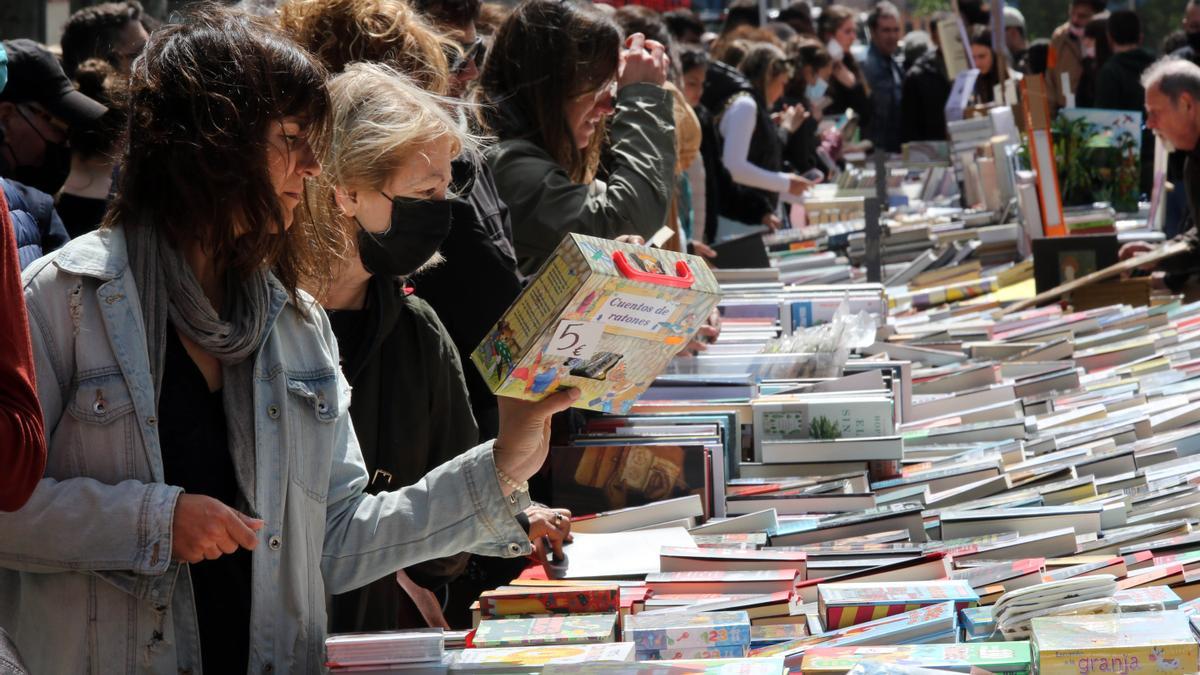 Ambiente en el paseo de Gràcia, en el Sant Jordi de 2022.