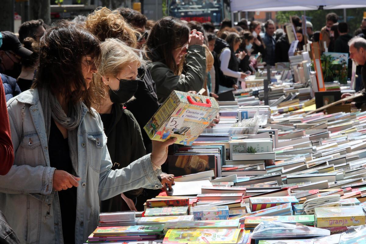 Un diumenge de llibres, sol i roses: arriba el Sant Jordi que tots esperàvem