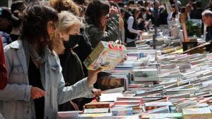 Ambiente en el paseo de Gràcia, en el Sant Jordi de 2022.