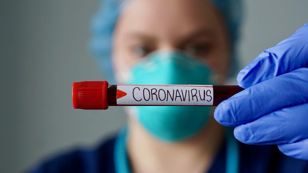 Enfermera con prueba del coronavirus