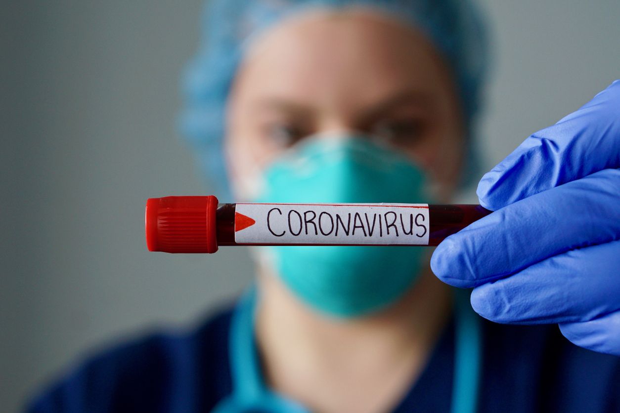 Enfermera con prueba del coronavirus
