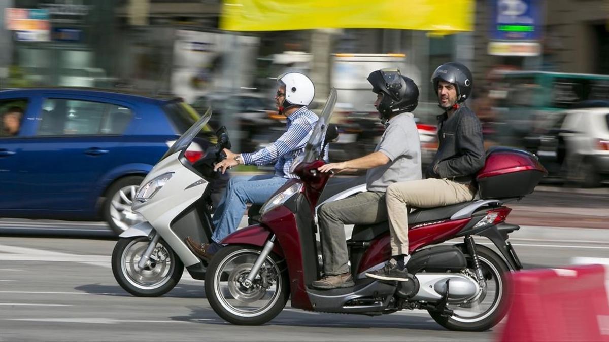 fcosculluela27428492 barcelona 01 10 2014 motos circulando por barcelona cruce ps161220134839