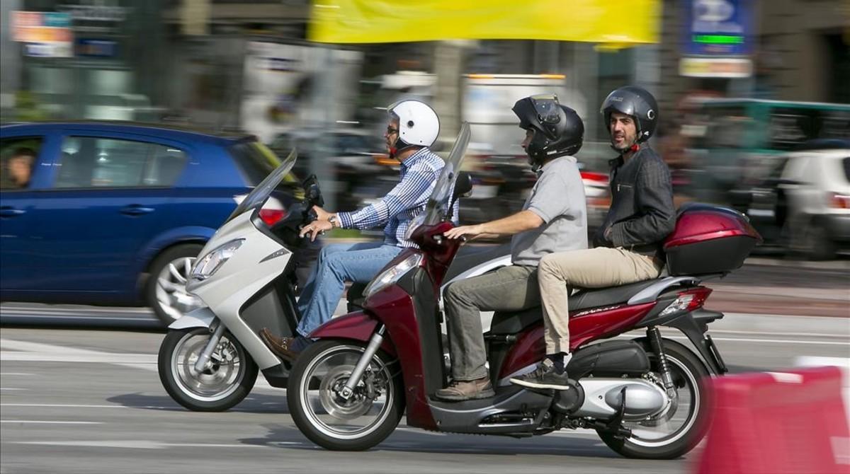 fcosculluela27428492 barcelona 01 10 2014 motos circulando por barcelona cruce ps161220134839 fcosculluela27428492 barcelona 01 10 2014 motos circulando por barcelona cruce ps161220134839