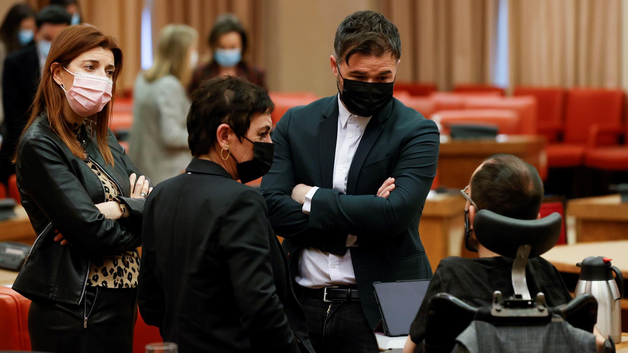 El portavoz del grupo de Esquerra Republicana en el Congreso, Gabriel Rufián, dialoga con la portavoz de EH Bildu, Mertxe Aizpurua, y con Pablo Echenique, portavoz de Unidas Podemos, antes de la Junta de portavoces.