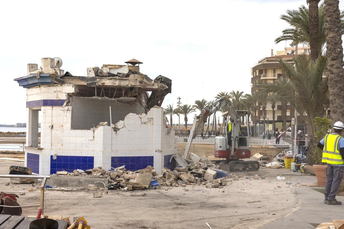 La última estampa de El Tintero. El kiosco ha sido demolido a primera hora de la mañana este martes por Costas