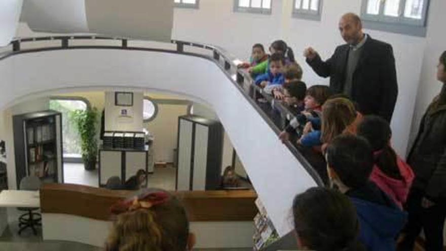 Un grupo de escolares durante su visita a la Oficina de Turismo de Llanes.