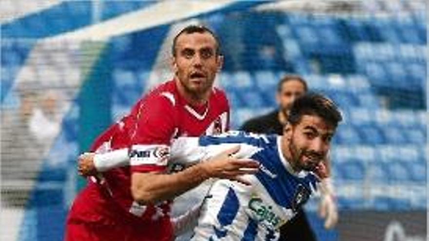 Moisés Hurtado pressiona Chuli en l&#039;últim Recreativo-Girona.