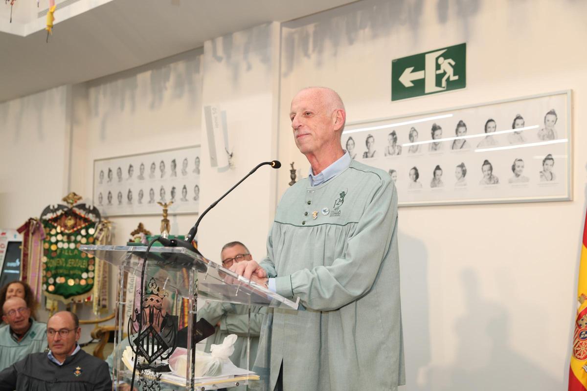 Eduardo Monfort se dirige a los falleros tras recibir la distinción