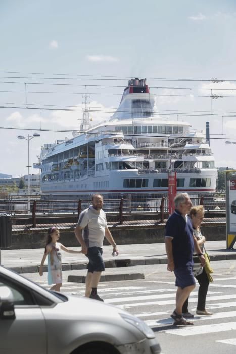 Cruceristas del buque "Braemar" en Avilés