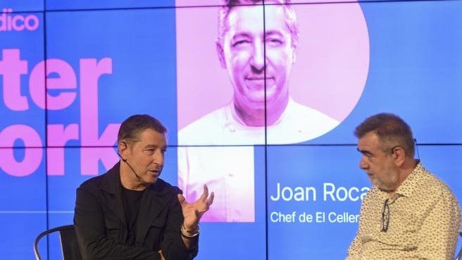 Barcelona. 27.09.2022. Sociedad. El chef de El Celler de Can Roca, Joan Roca, acompañado por el periodista gastronómico Pau Arenós, durante su encuentro con los lectores en la antigua fábrica Damm dentro del ciclo de debates que organiza El Periódico bajo el nombre de Afterwork. Fotografía de Jordi Cotrina