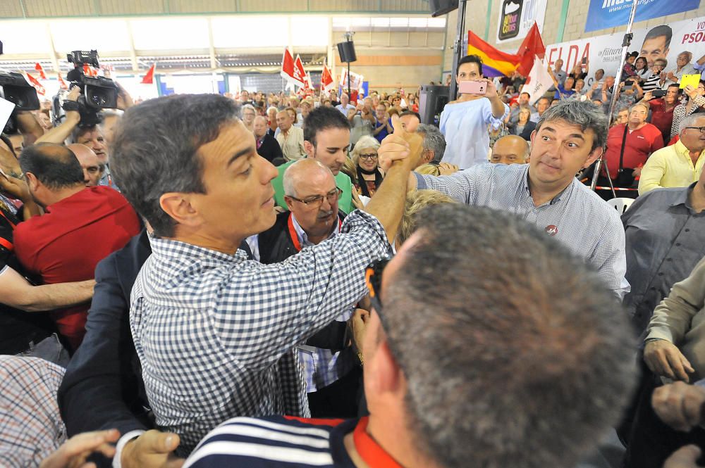 Pedro Sánchez abarrota el polideportivo de Carrús