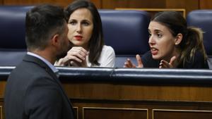 El portavoz de ERC, Gabriel Rufián, junto a las ministras de Podemos, Ione Belarra e Irene Montero