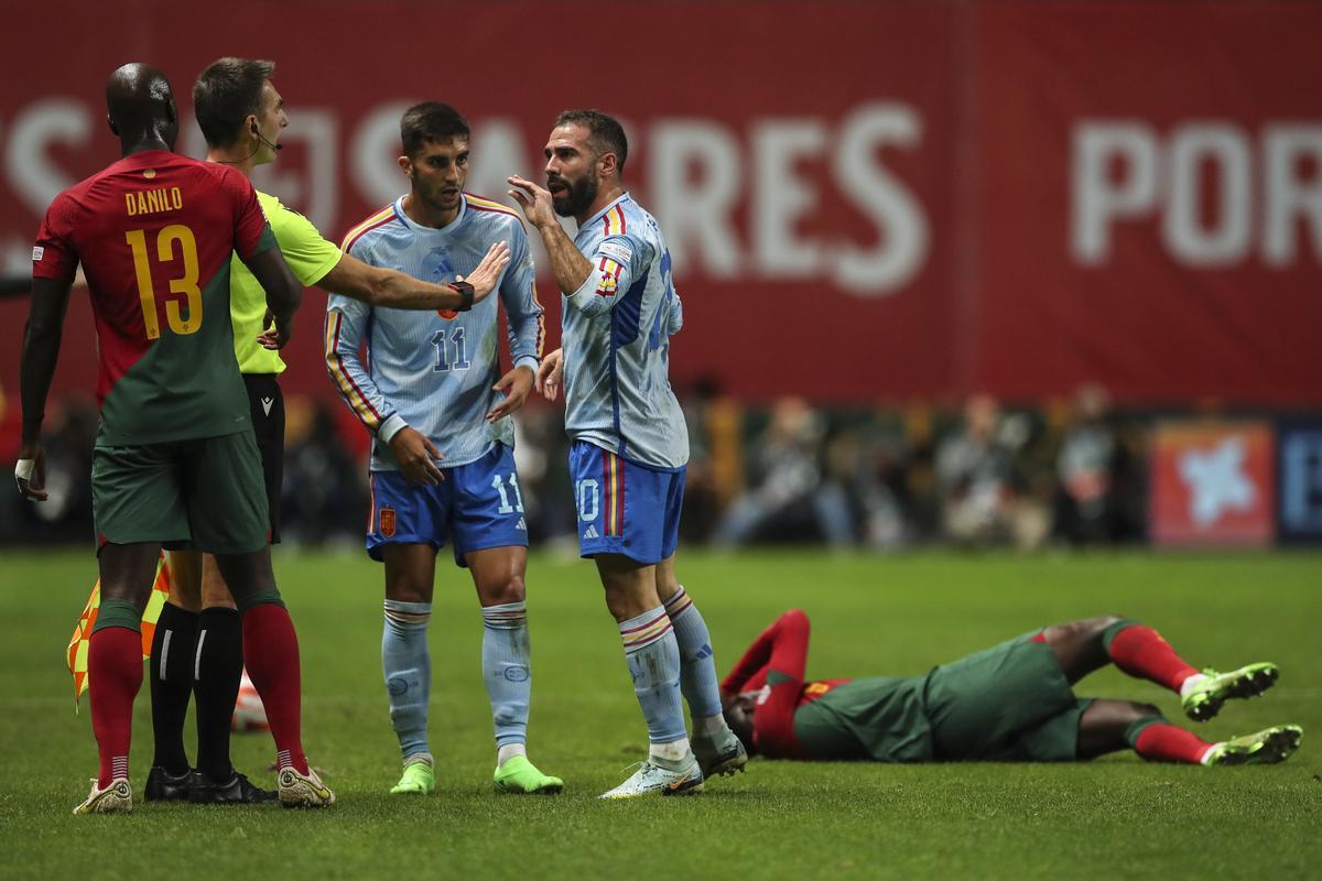 Braga (Portugal), 27/09/2022.- Portugal’s Danilo Pereira (L) argues with Spain’s Dani Carvaja (4-L) during the UEFA Nations League soccer match between Portugal and Spain at the Municipal stadium in Braga, Portugal, 27 September 2022. (España) EFE/EPA/JOSE COELHO