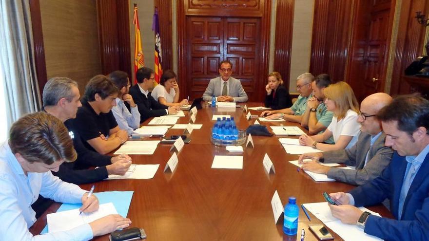 Reunión en Delegación de Gobierno entre distintas administraciones.