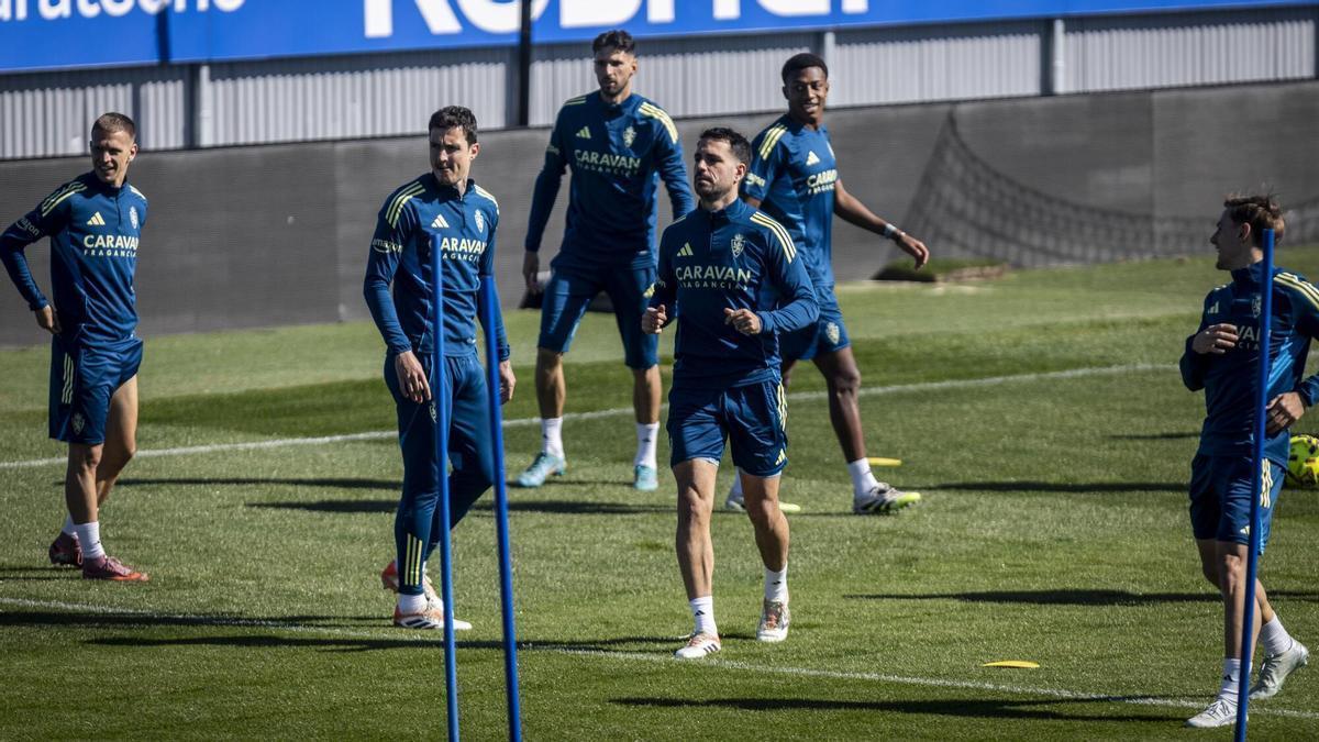 Pablo Insua, en el centro, en un entrenamiento con el Real Zaragoza.