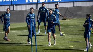 Pablo Insua, en el centro, en un entrenamiento con el Real Zaragoza.