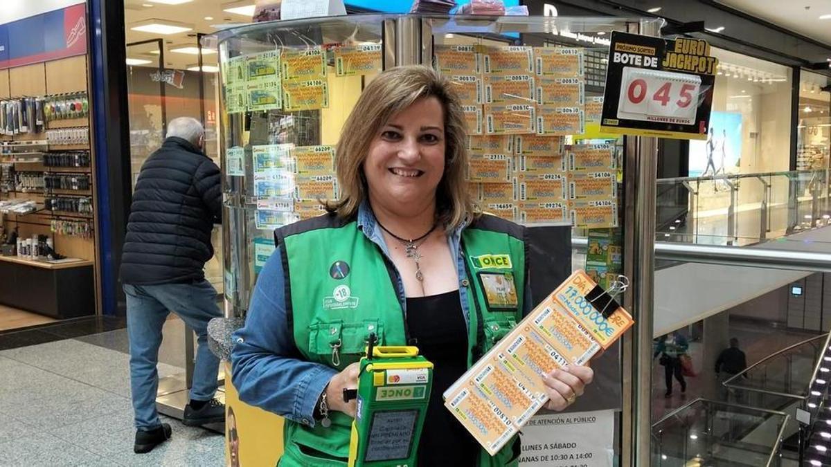María del Pilar Mosquera, vendedora de la ONCE, en As Cancelas (Santiago), donde trabaja los lunes.