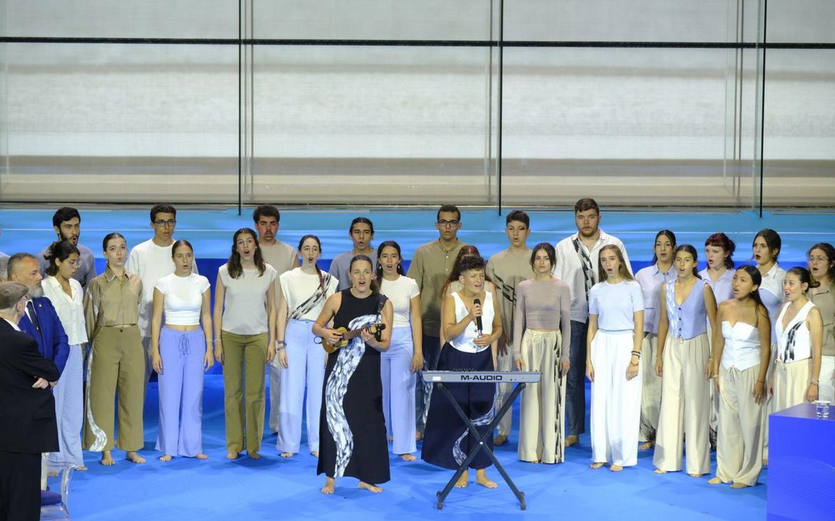 El coro juvenil de la Orquesta Filarmónica de Gran Canaria interpreta el himno de Canarias. | JOSÉ CARLOS GUERRA