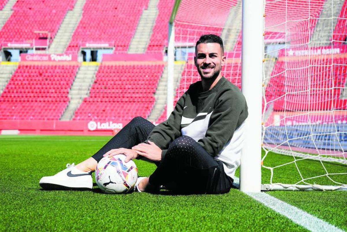 Dani Rodríguez, apoyado sobre una de las porterías de Son Moix. |  RCDM