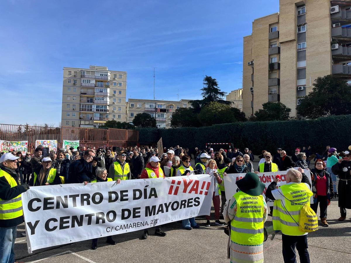 Manifestación a su llegada al colegio.