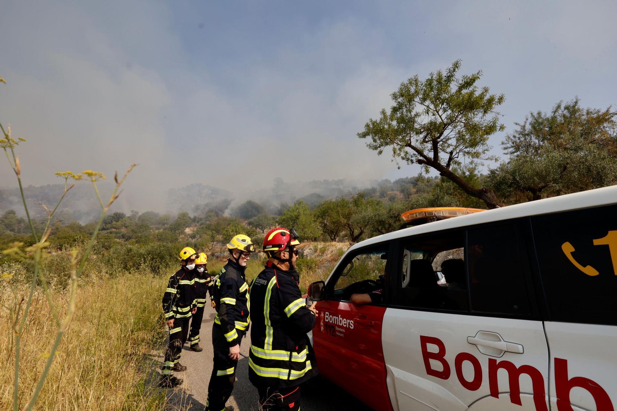 Tras cuatro días de incendio en la Vall d'Ebo, la climatología puede ponerse a favor de los bomberos.