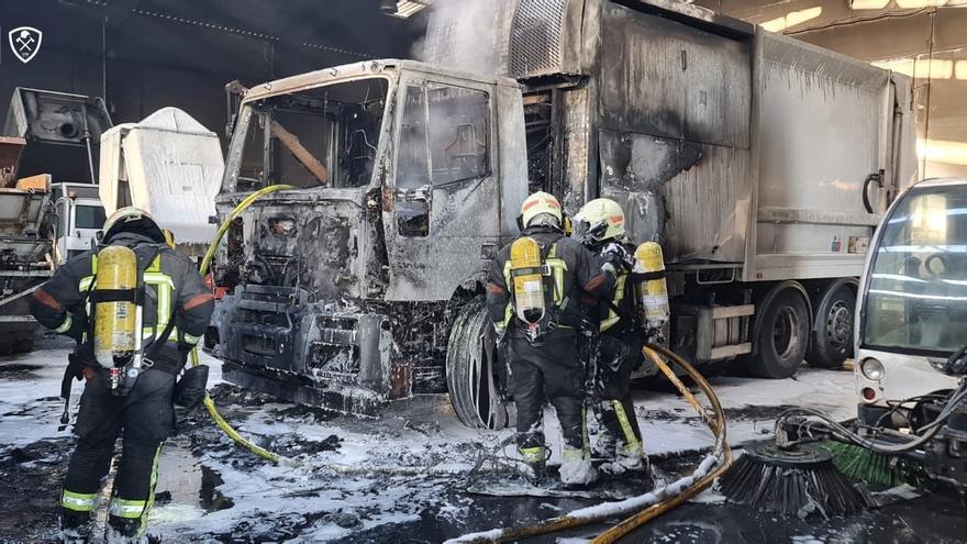 Arden tres camiones de recogida de basura en Vélez-Málaga